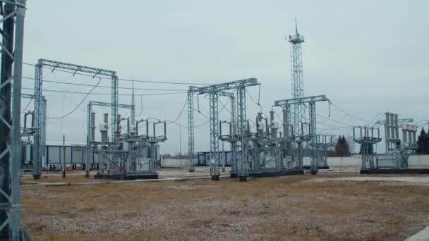 Subestación de alta tensión 110 kV con pilones altos y cables de distribución de voltaje de cerdo. Estación de transformación y energía eléctrica — Vídeos de Stock