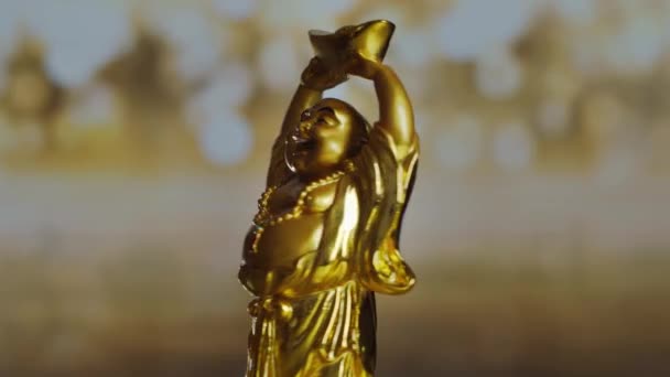 Goldene Figur Buddha Hotei, Gott der Kommunikation, des Spaßes und des Wohlbefindens, dreht sich um eine Achse — Stockvideo