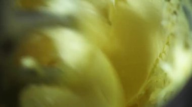 Karıştırıcının yakın çekimi pasta yapmak için kremaya tereyağı sürer.