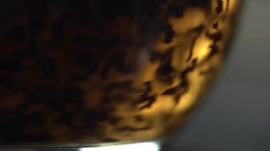 Çay yaprakları tuzlu sarı altından demlikte dönüyor.