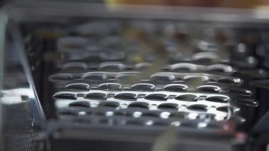 Peynirin sürtündüğü ve küçük parçacıkların döküldüğü rendeleyicinin iç görünümü