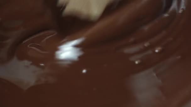 Chef kneads cokelat panas meleleh coklat dengan spatula menutup — Stok Video