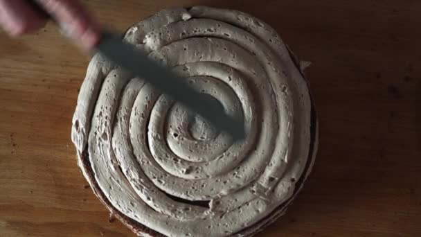 ペストリーシェフはスパイラルに円形の動きでケーキ層にチューブからクリームを絞る — ストック動画