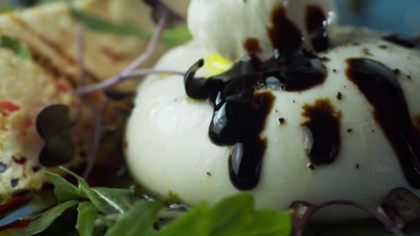 Close-up van sojasaus druipend op lekkere witte kaas in kruiden en groenten — Stockvideo