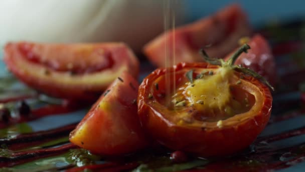 Kocken strör med olivolja grillade tomater med grönsaker. Hälsosam kost koncept Royaltyfri Stockfilm