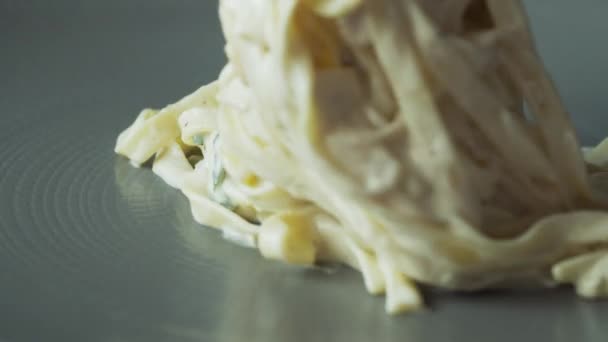 Kuchař dává vařené carbonara pasta na talíř zblízka — Stock video