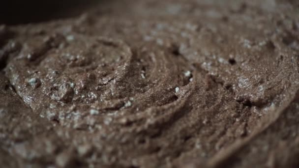 Close-up de um chef espalhando creme de chocolate em uma tigela de metal para preparar um delicioso bolo doce — Vídeo de Stock