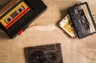 müzik kaset tahta bir masanın üzerinde yatan