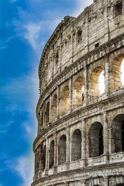 Het Colosseum in Rome de dag tegen de hemel met wolken — Stockfoto