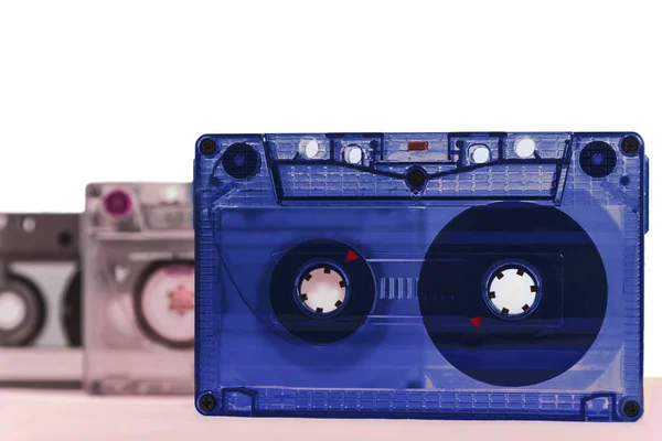 Beyaz zemin üzerinde mavi renk ve müzikal kaset — Stok fotoğraf
