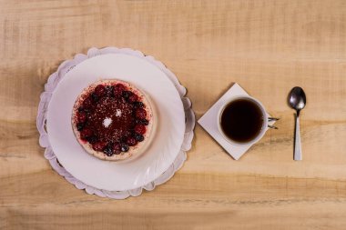 Bir tabak ve bir fincan çay çilekli vişneli tart