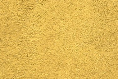 Bir duvar pütürlü yüzeyi ile limon renginde boyanmıştır