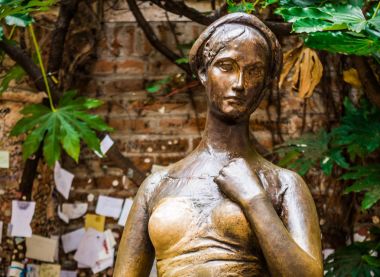  Verona, İtalya için bir sokakta Juliet bronz heykel standları