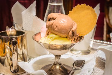 Demir bardakta dondurma topları