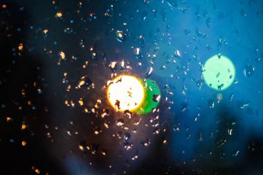 Bir damla su cam ve renkli bir bokeh