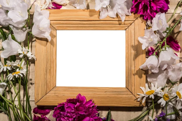 Baguette de madera con flores se encuentra en una mesa de madera, marco para en —  Fotos de Stock