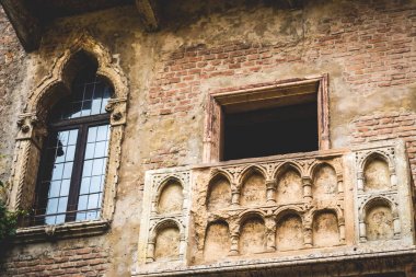 Romeo ve Juliet Verona evin cephe balkonda