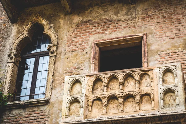 Balcone sulla facciata della casa di Romeo e Giulietta a Verona Fotografia Stock