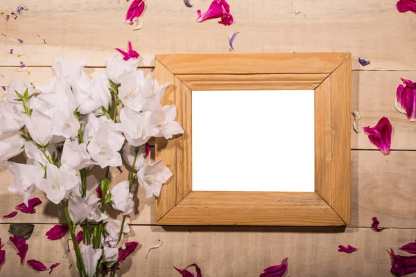 Bild av en kvadrat trä baguette med blommor - ram för en p — Stockfoto
