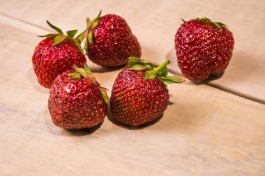 Çilek beş adet ahşap bir masaya yalan