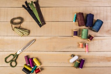 İplik dikiş farklı renkler makas fermuar elbise l için için