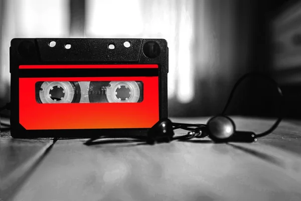 Svart kassettband med hörlurar — Stockfoto