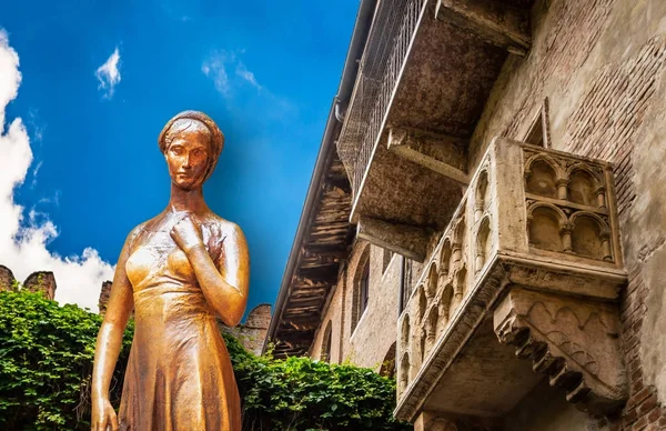 Un collage di una statua in bronzo di Giulietta e un balcone juliet Vero Foto Stock