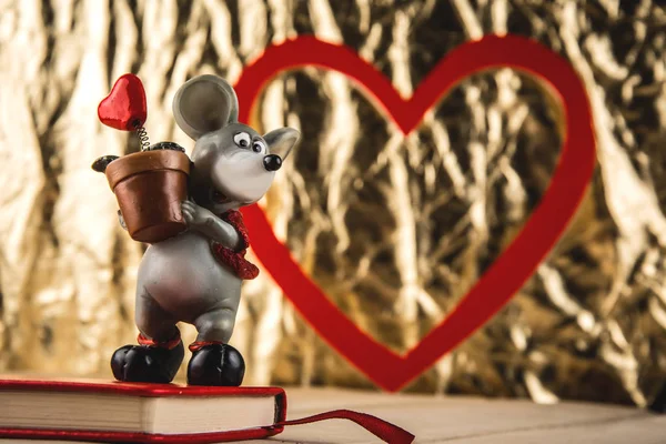 Photo of a mouse with a pot in which a heart — Stock Photo, Image