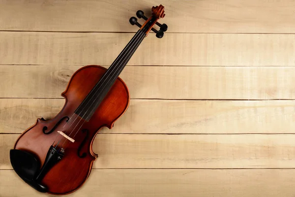 The violin lies on a wooden table — Stock Photo, Image