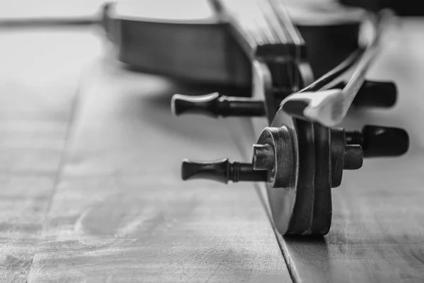Black and white photo of violin and bow — Stock Photo, Image