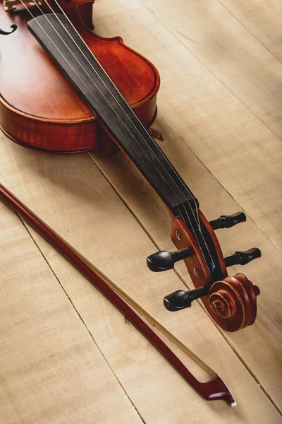 Vertical photo of a violin on a table — Stock Photo, Image