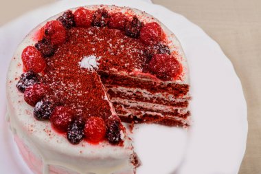 yuvarlak kek çilek ve krema ondan bir parça fotoğraf kesmek