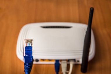 Internet kabloların bir anten ile beyaz bir yönlendiriciye bağlı