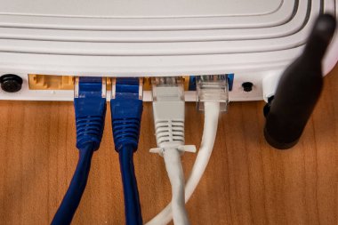 Internet kabloların bir anten ile bir yönlendiriciye bağlı