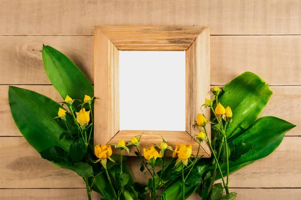 Un marco de madera para una foto alrededor de sus rosas —  Fotos de Stock