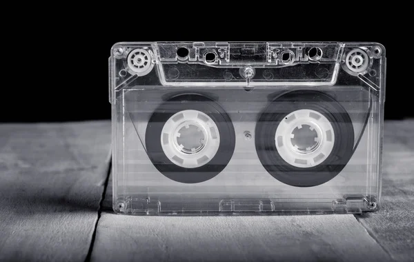 Zwart / wit foto van een cassette met muziek die duidelijk op een — Stockfoto