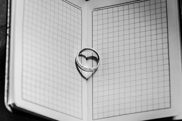 O anel está no caderno. — Fotografia de Stock