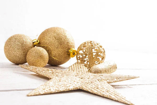 Parlak altın Noel dekorasyonu topları ve yıldız ile ürün kodu ile — Stok fotoğraf