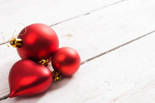 Noel arka plan. bir beyaz tahta üzerinde kırmızı Noel süsler — Stok fotoğraf