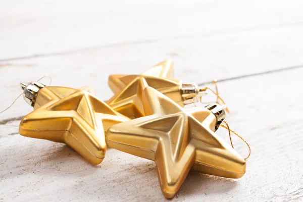 Parlak altın christmas dekorasyon, yansıma Isola yıldızlarla — Stok fotoğraf