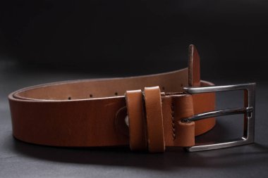 Siyah arka plan üzerinde adamın kemer