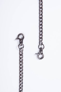 Beyaz zemin üzerinde siyah metal zincir