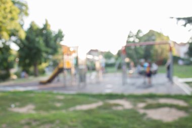 Yaz aylarında kumsalda bulunan bir ayar düğmesi. Ufuk ve bulanık im