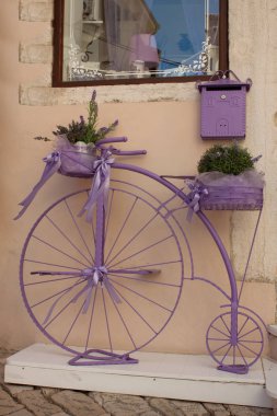 eski renkli Bisiklet ayakta sokakta