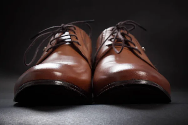 Barna klasszikus férfi cipő szilárd fekete háttér — Stock Fotó