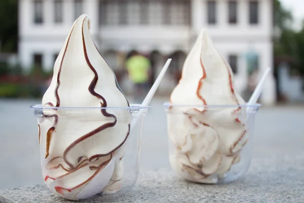 Ice-cream csokoládé öntettel, műanyag pohár — Stock Fotó