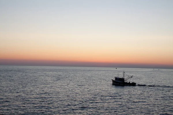 戏剧性日落在船上的渔夫 — 图库照片