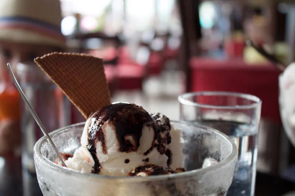 Finom fagylalt a dresszinggel — Stock Fotó