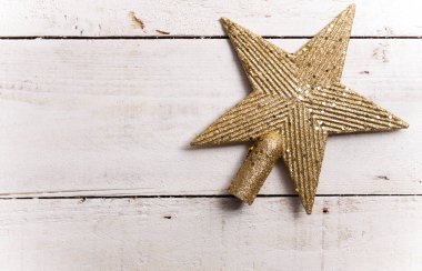 Noel süs beyaz tahta üzerine altın ışıltılı yıldız şeklinde