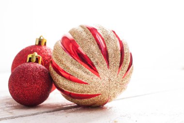 Noel arka plan. Bir beyaz tahta üzerinde pembe Noel süsler